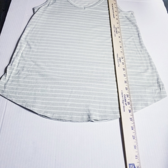 ANA V-NECKED LIGHT GREEN AND WHITE TANK SIZE MEDIUM - Picture 9 of 9